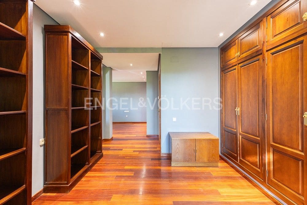 6 bedroom Villa for sale in La Pobla de Vallbona with pool garage - € 990,000 (Ref: 9080017)