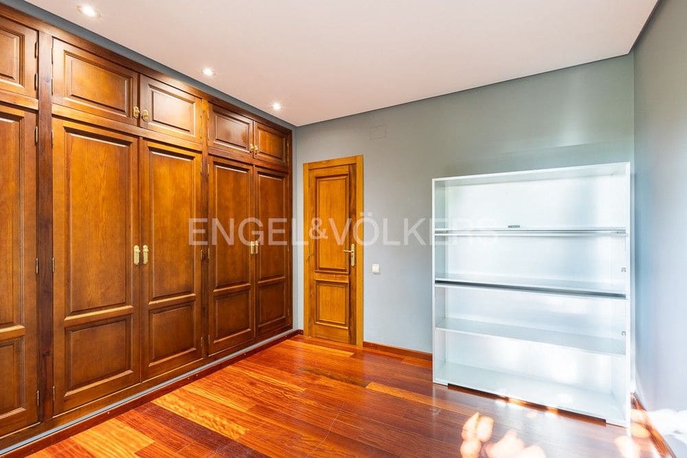6 bedroom Villa for sale in La Pobla de Vallbona with pool garage - € 990,000 (Ref: 9080017)