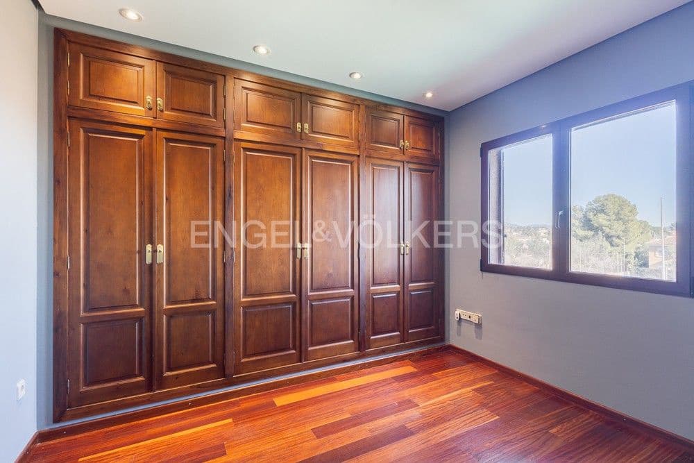 6 bedroom Villa for sale in La Pobla de Vallbona with pool garage - € 990,000 (Ref: 9080017)