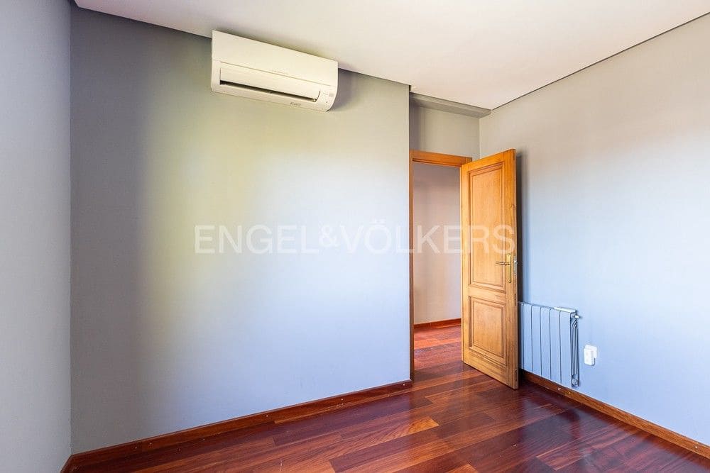 6 bedroom Villa for sale in La Pobla de Vallbona with pool garage - € 990,000 (Ref: 9080017)