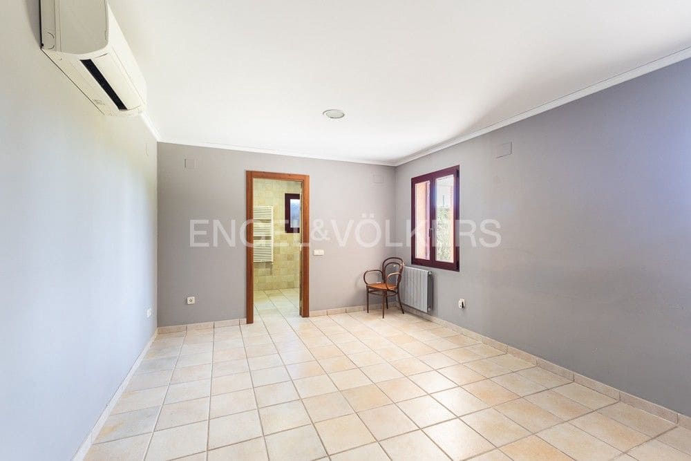 6 bedroom Villa for sale in La Pobla de Vallbona with pool garage - € 990,000 (Ref: 9080017)