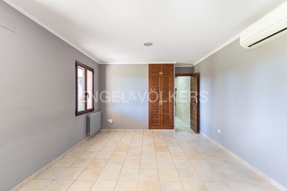 6 bedroom Villa for sale in La Pobla de Vallbona with pool garage - € 990,000 (Ref: 9080017)