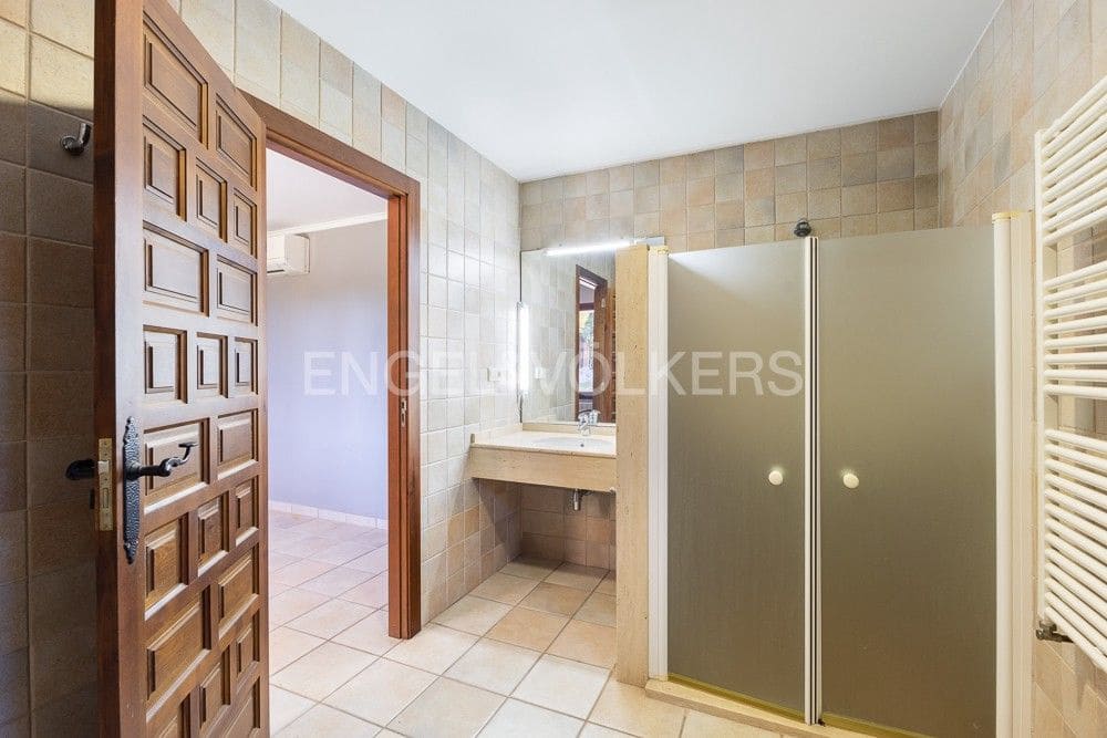 6 bedroom Villa for sale in La Pobla de Vallbona with pool garage - € 990,000 (Ref: 9080017)
