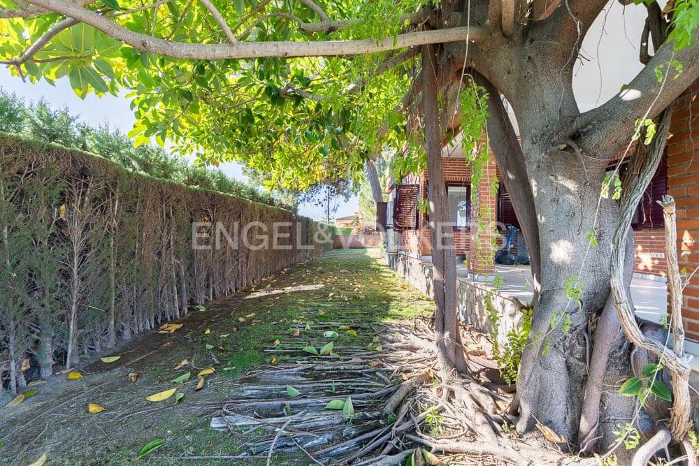 6 bedroom Villa for sale in La Pobla de Vallbona with pool garage - € 990,000 (Ref: 9080017)