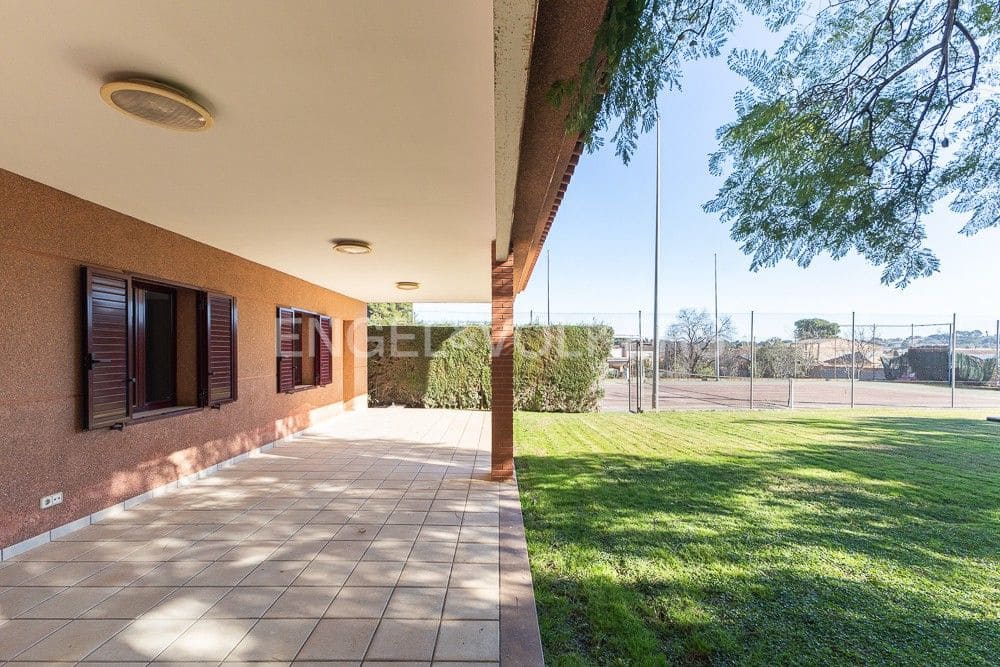 6 bedroom Villa for sale in La Pobla de Vallbona with pool garage - € 990,000 (Ref: 9080017)