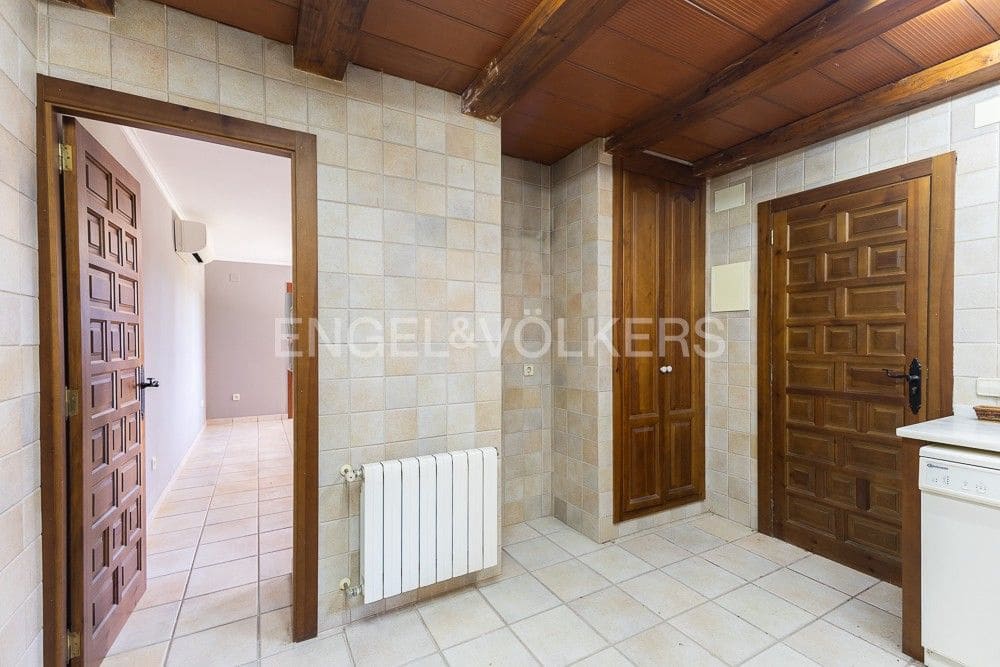 6 bedroom Villa for sale in La Pobla de Vallbona with pool garage - € 990,000 (Ref: 9080017)