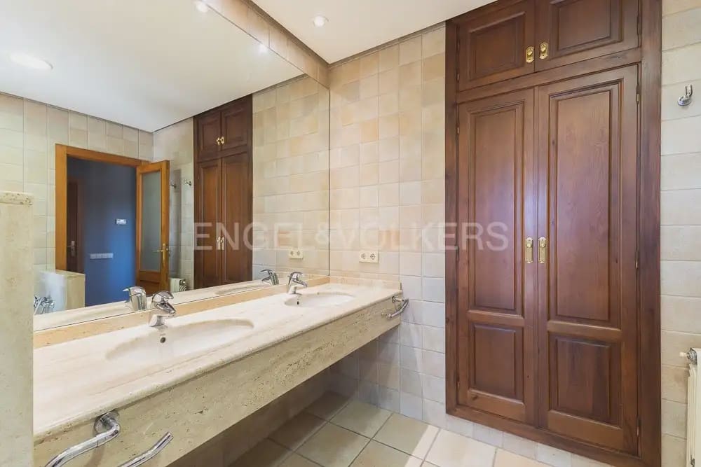 6 bedroom Villa for sale in La Pobla de Vallbona with pool garage - € 990,000 (Ref: 9080017)