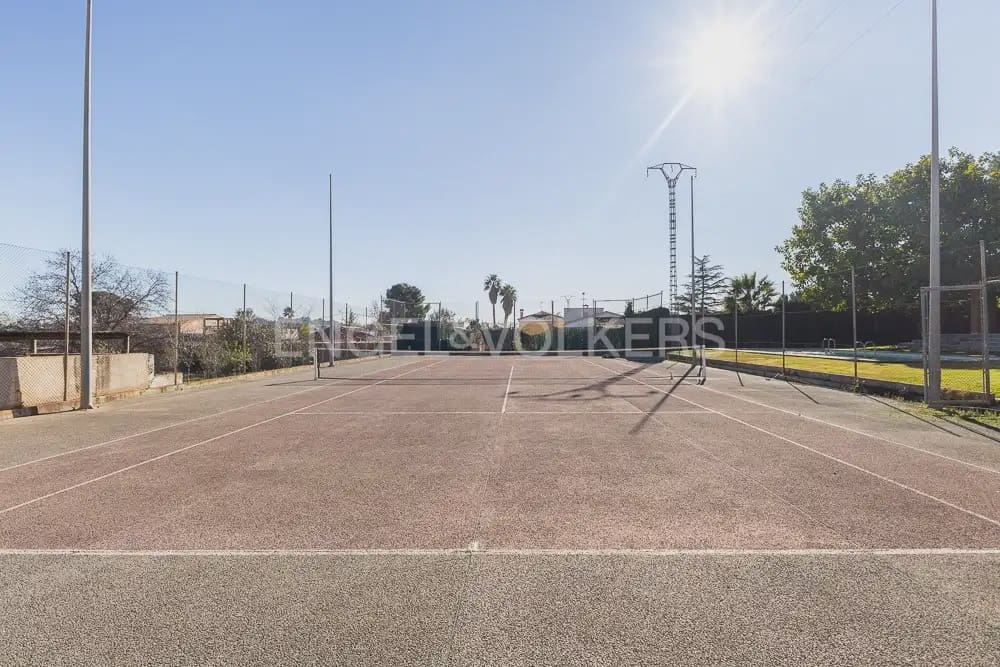 6 bedroom Villa for sale in La Pobla de Vallbona with pool garage - € 990,000 (Ref: 9080017)