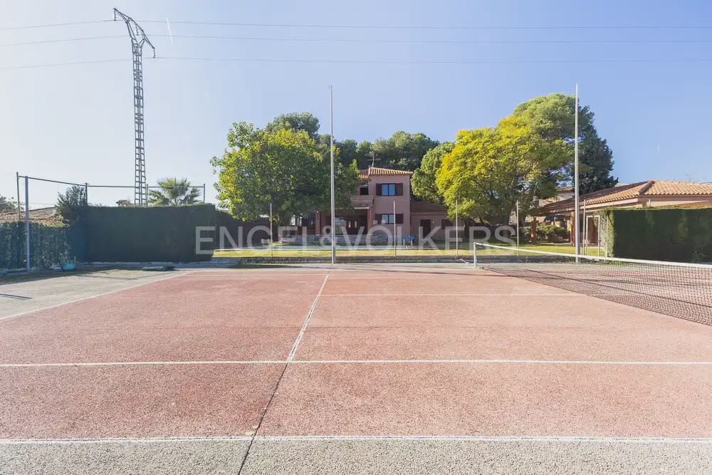 6 bedroom Villa for sale in La Pobla de Vallbona with pool garage - € 990,000 (Ref: 9080017)