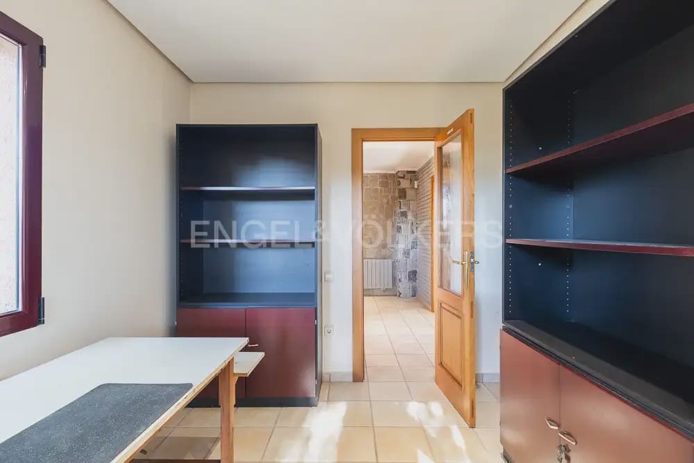 6 bedroom Villa for sale in La Pobla de Vallbona with pool garage - € 990,000 (Ref: 9080017)