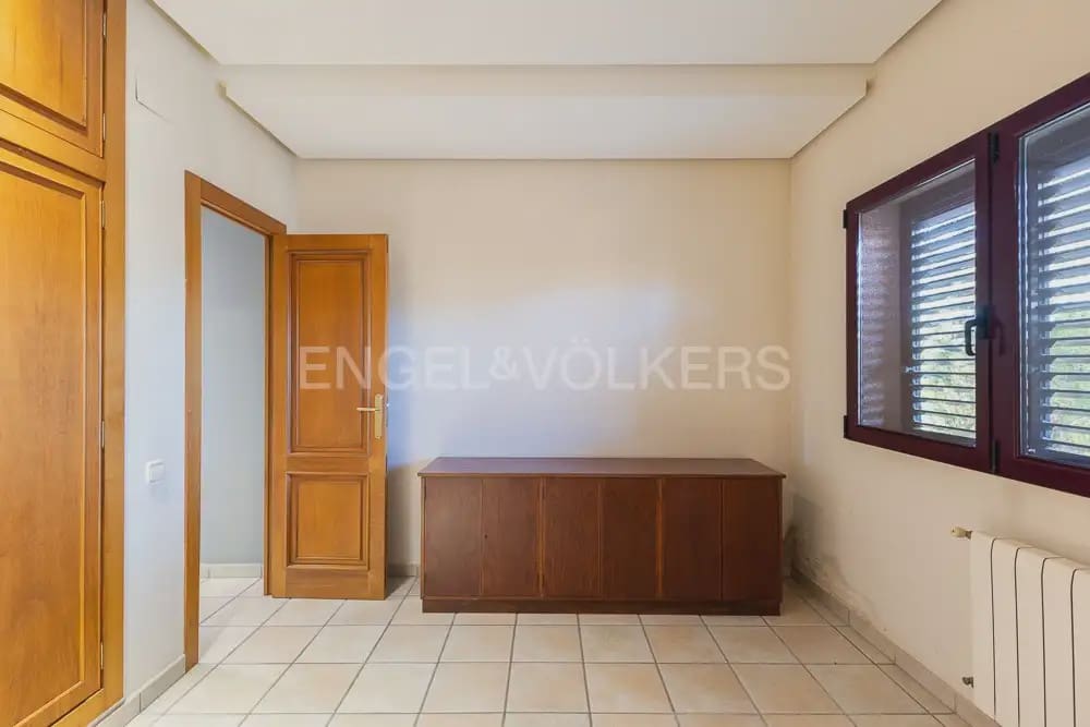 6 bedroom Villa for sale in La Pobla de Vallbona with pool garage - € 990,000 (Ref: 9080017)
