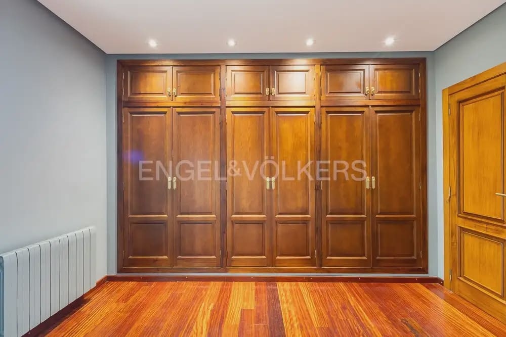 6 bedroom Villa for sale in La Pobla de Vallbona with pool garage - € 990,000 (Ref: 9080017)
