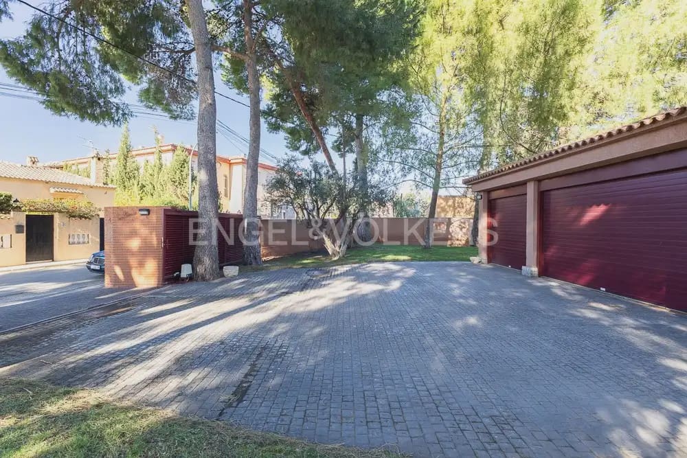6 bedroom Villa for sale in La Pobla de Vallbona with pool garage - € 990,000 (Ref: 9080017)