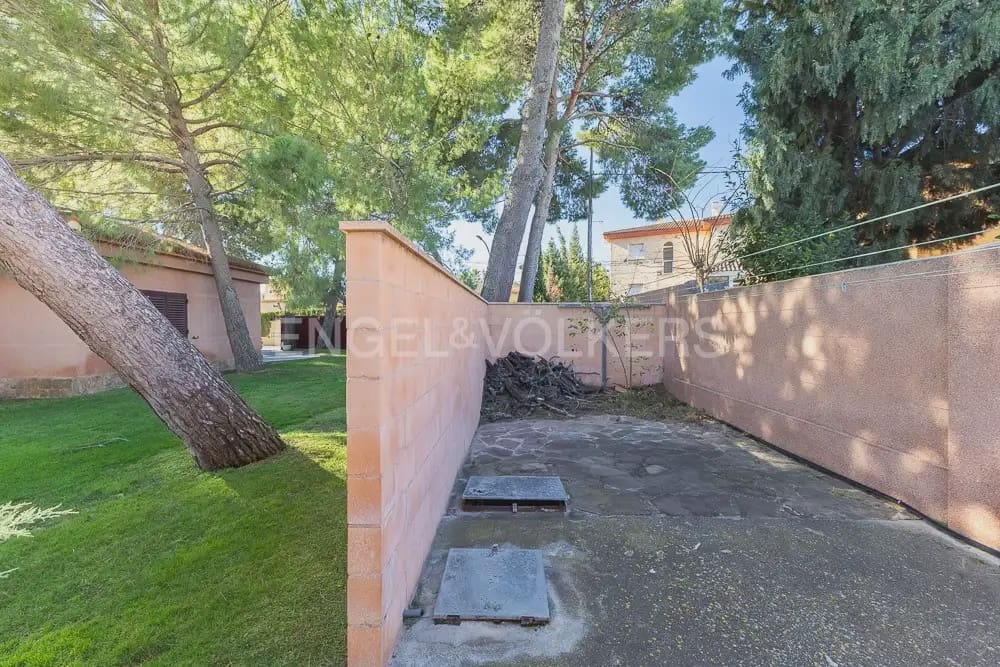 6 bedroom Villa for sale in La Pobla de Vallbona with pool garage - € 990,000 (Ref: 9080017)
