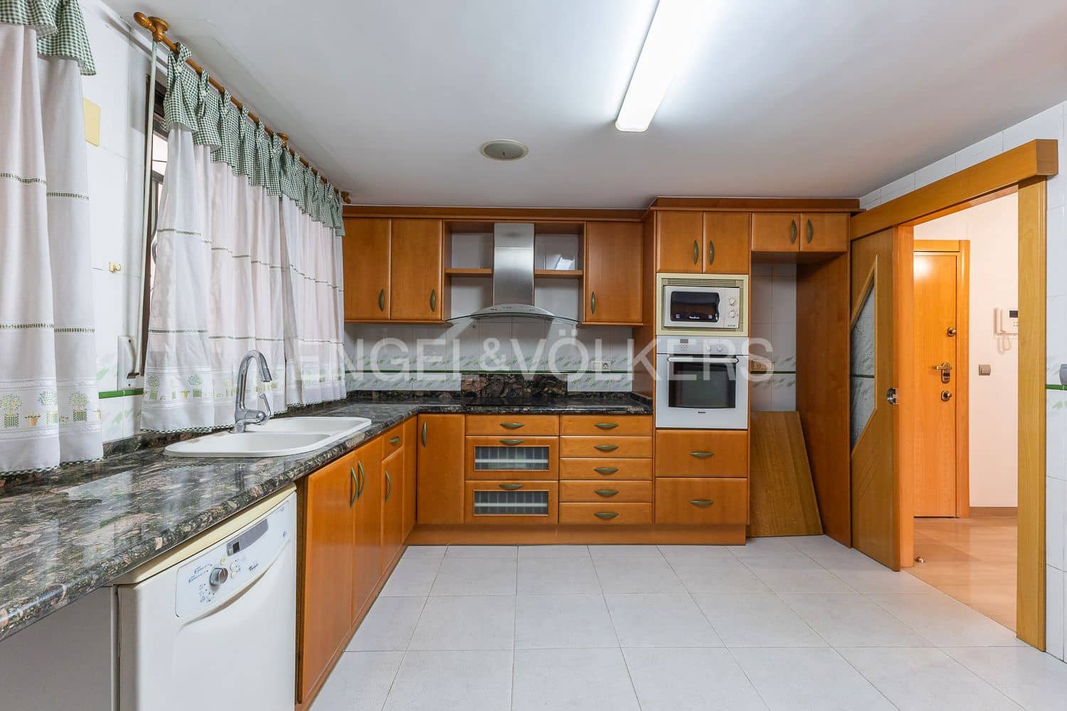 4 bedroom Flat for sale in Castello de la Plana with garage - € 315,000 (Ref: 9080145)