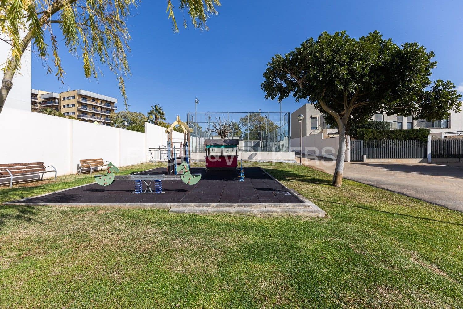 4 slaapkamer Villa te koop in Paterna met zwembad garage - € 577.000 (Ref: 9080181)