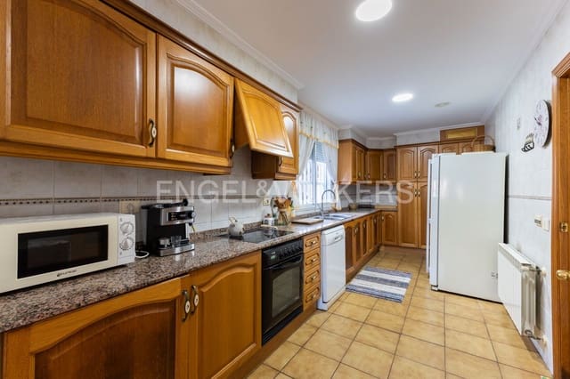 Chalet de 5 habitaciones en Oropesa  en venta con piscina garaje - 439.000 € (Ref: 9080263)