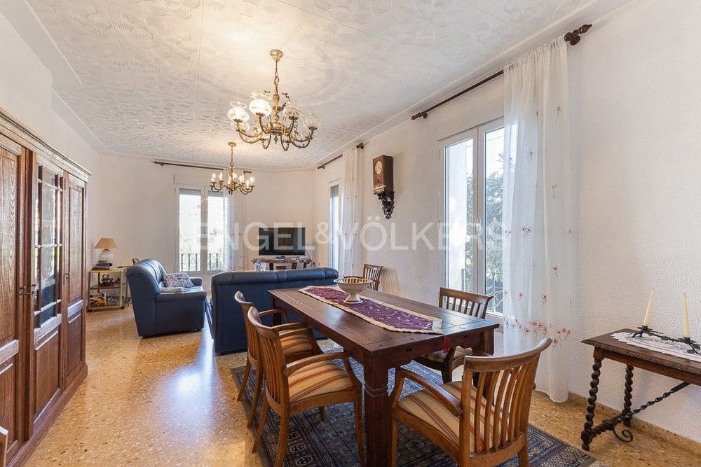 7 makuuhuone Huvila myytävänä paikassa Paterna - 900 000 € (Ref: 9080318)