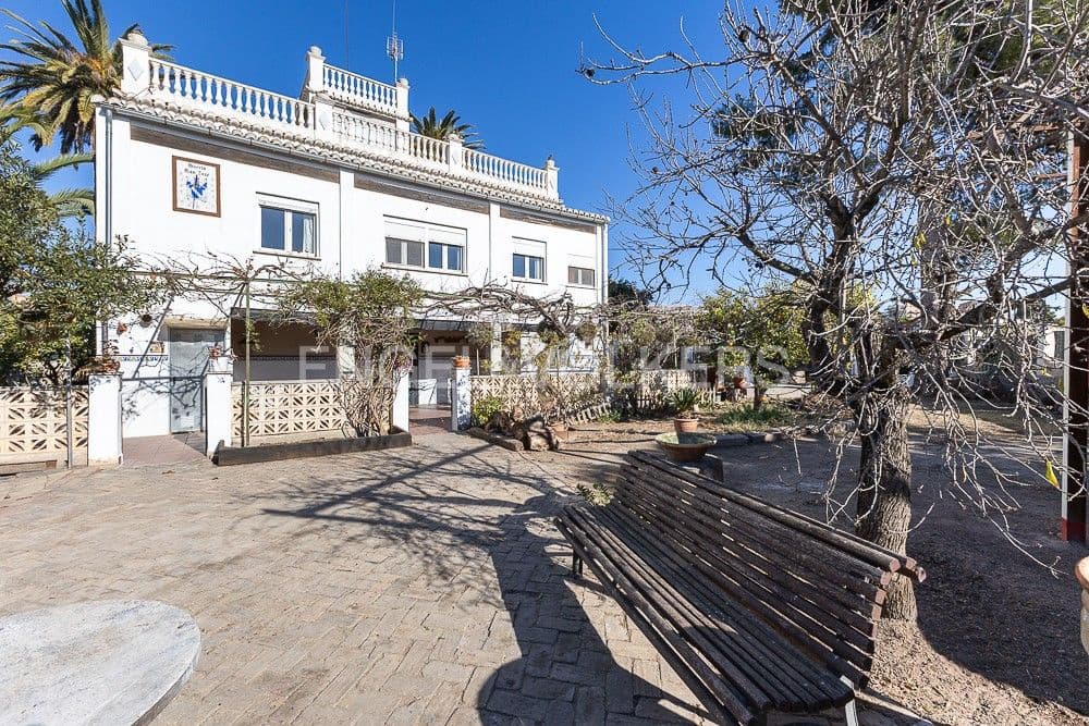 7 makuuhuone Huvila myytävänä paikassa Paterna - 900 000 € (Ref: 9080318)