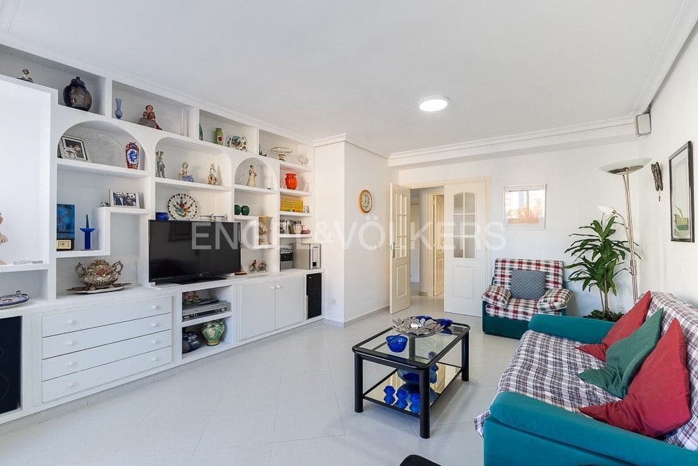 2 bedroom Flat for sale in Valencia city with pool garage - € 335,000 (Ref: 9080421)