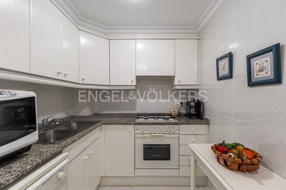 2 bedroom Flat for sale in Valencia city with pool garage - € 335,000 (Ref: 9080421)