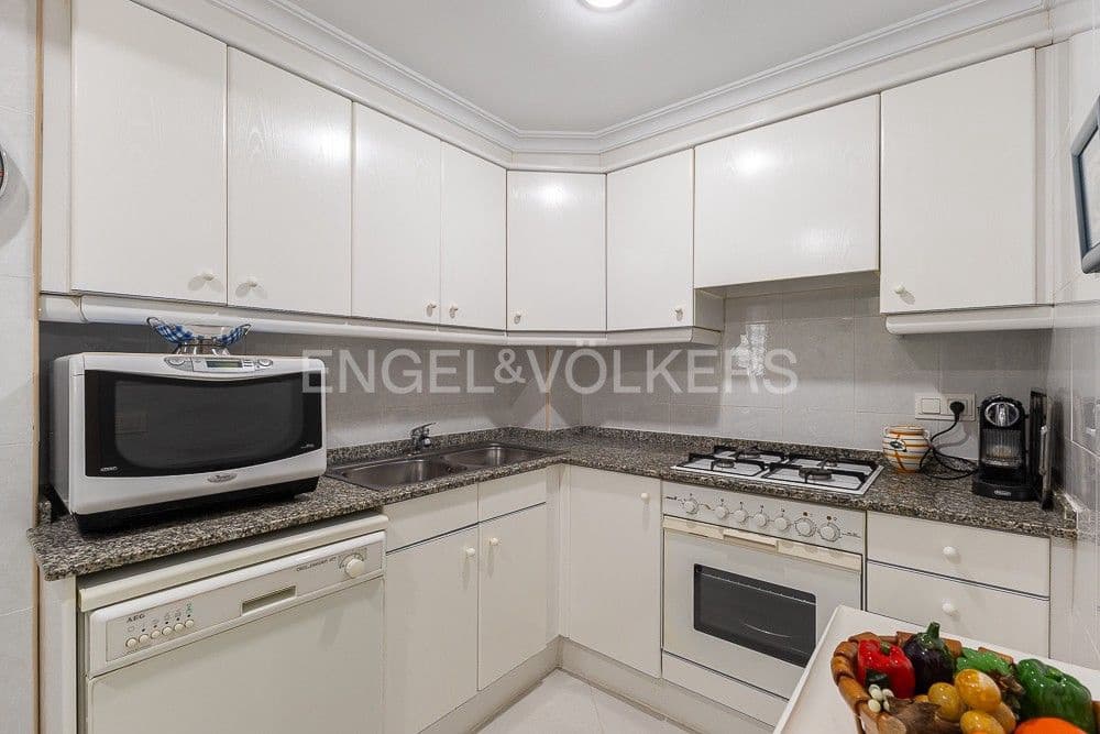 2 bedroom Flat for sale in Valencia city with pool garage - € 335,000 (Ref: 9080421)
