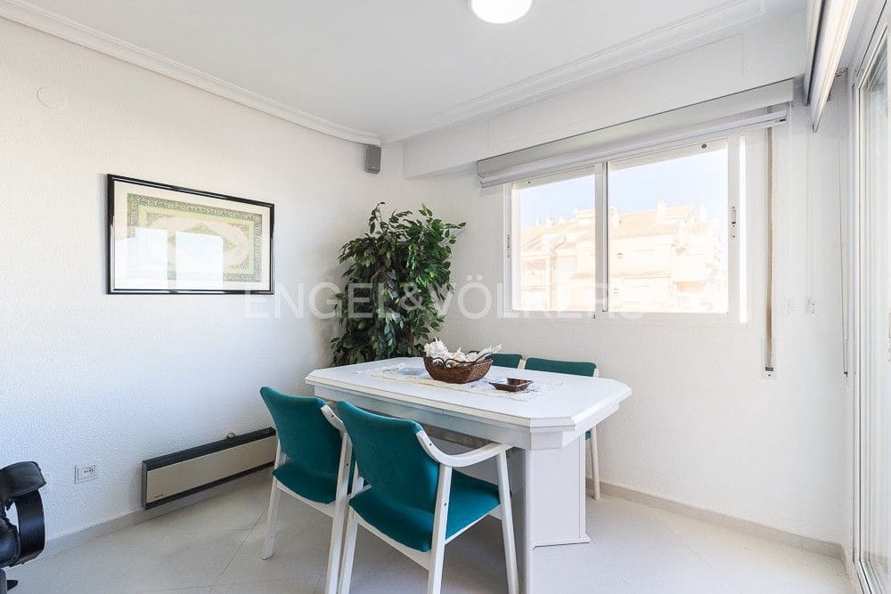 2 bedroom Flat for sale in Valencia city with pool garage - € 335,000 (Ref: 9080421)
