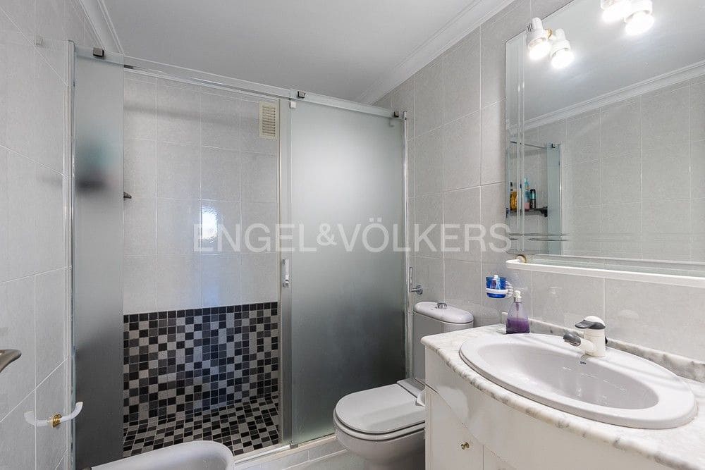 2 bedroom Flat for sale in Valencia city with pool garage - € 335,000 (Ref: 9080421)