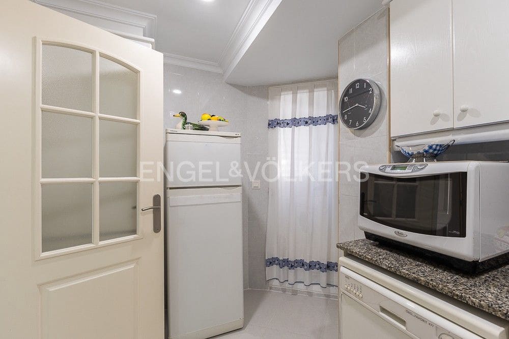 2 bedroom Flat for sale in Valencia city with pool garage - € 335,000 (Ref: 9080421)