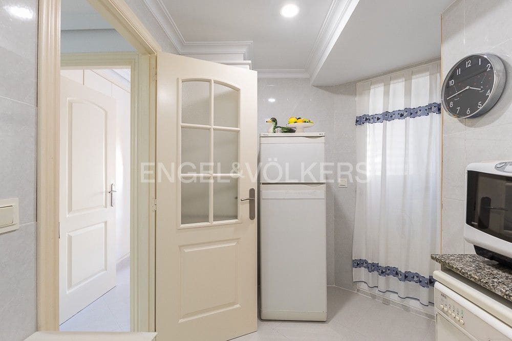 2 bedroom Flat for sale in Valencia city with pool garage - € 335,000 (Ref: 9080421)