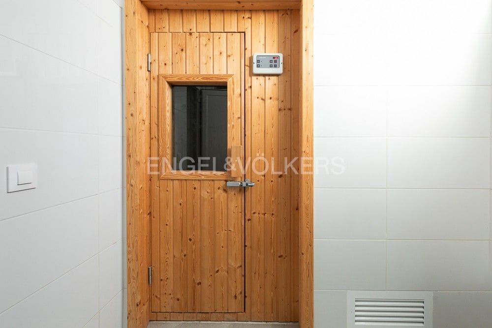 2 bedroom Flat for sale in Valencia city with pool garage - € 335,000 (Ref: 9080421)