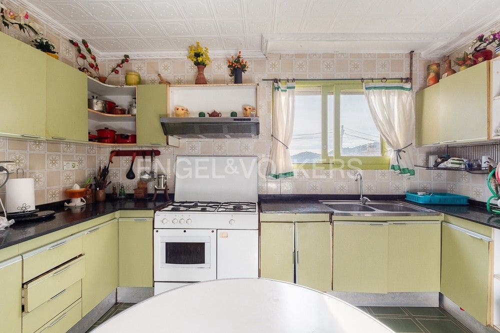 5 bedroom Villa for sale in Gilet with pool garage - € 720,000 (Ref: 9080428)