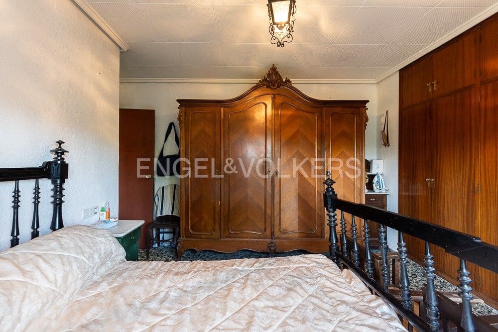 5 bedroom Villa for sale in Gilet with pool garage - € 720,000 (Ref: 9080428)