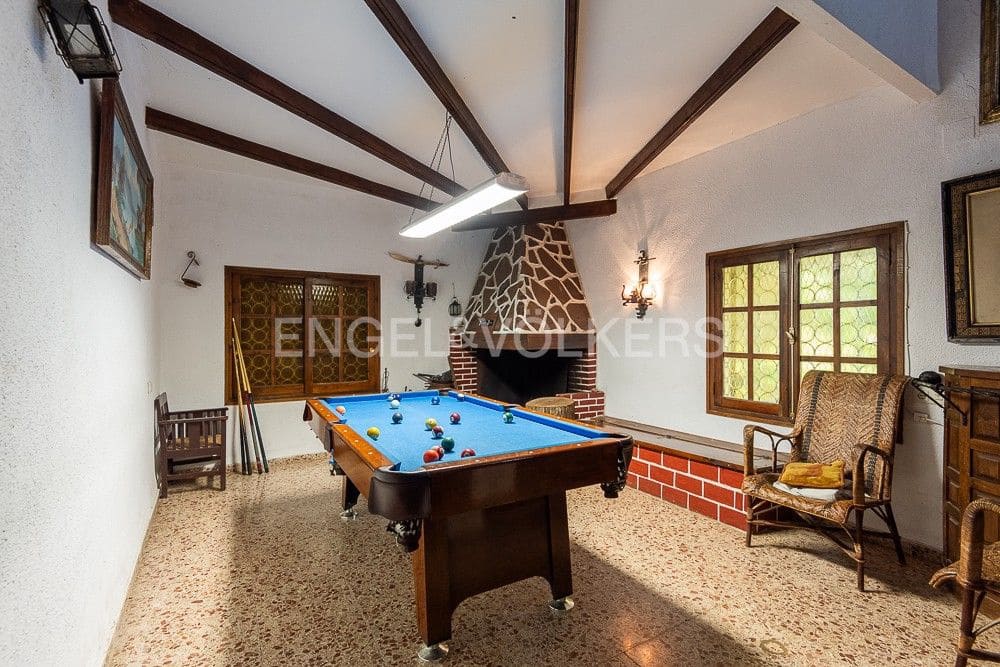 5 bedroom Villa for sale in Gilet with pool garage - € 720,000 (Ref: 9080428)