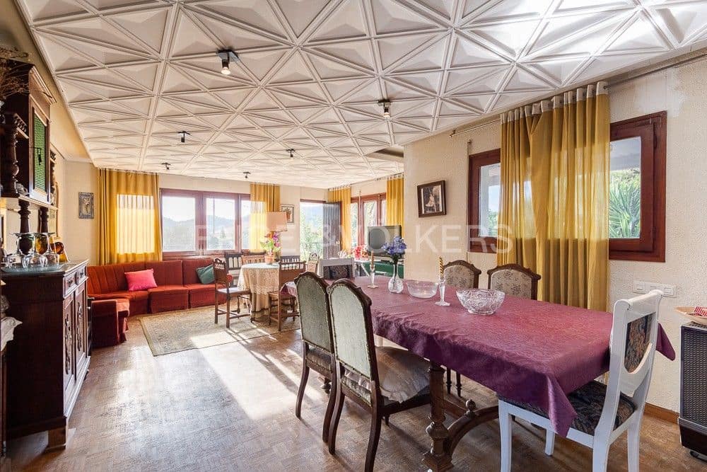 5 bedroom Villa for sale in Gilet with pool garage - € 720,000 (Ref: 9080428)