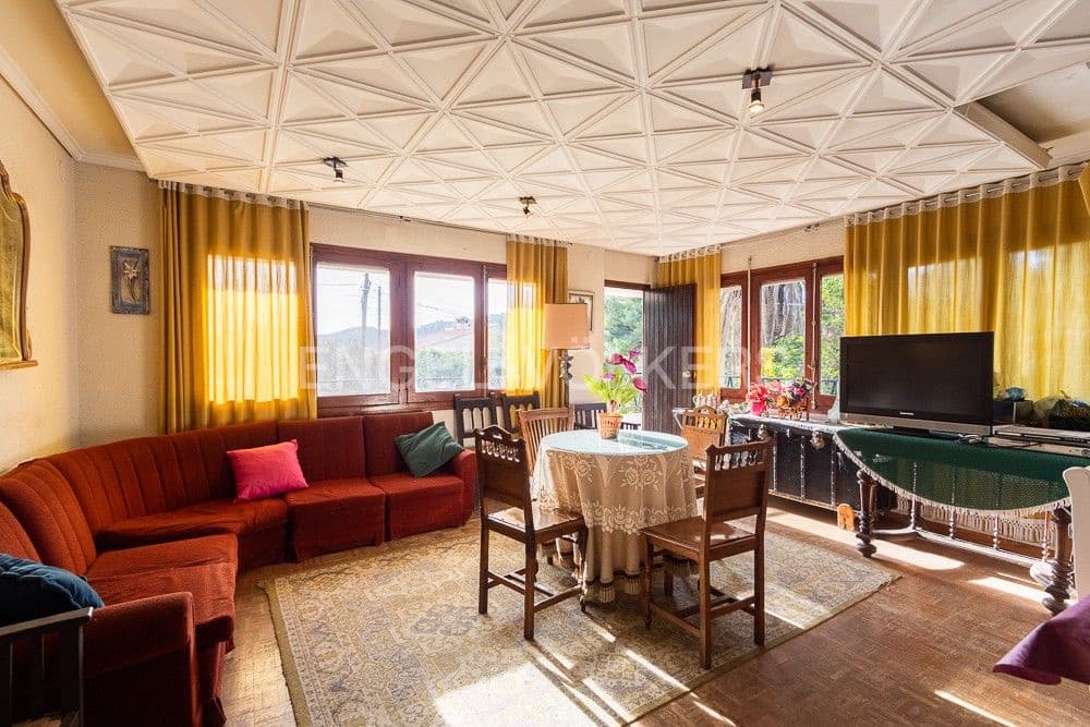 5 bedroom Villa for sale in Gilet with pool garage - € 720,000 (Ref: 9080428)