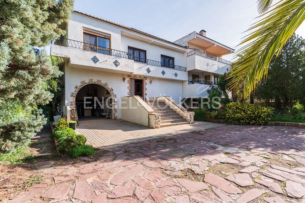 5 bedroom Villa for sale in Gilet with pool garage - € 720,000 (Ref: 9080428)