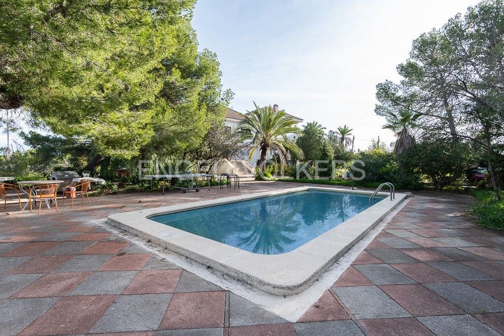 5 bedroom Villa for sale in Gilet with pool garage - € 720,000 (Ref: 9080428)