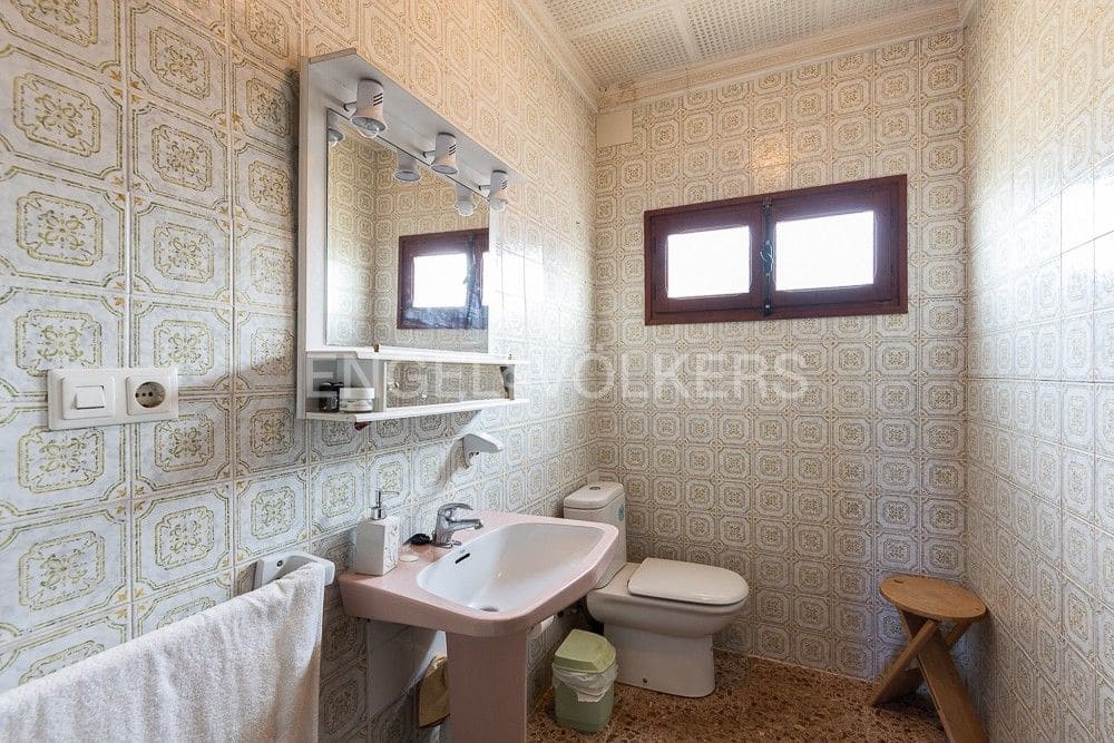 5 bedroom Villa for sale in Gilet with pool garage - € 720,000 (Ref: 9080428)
