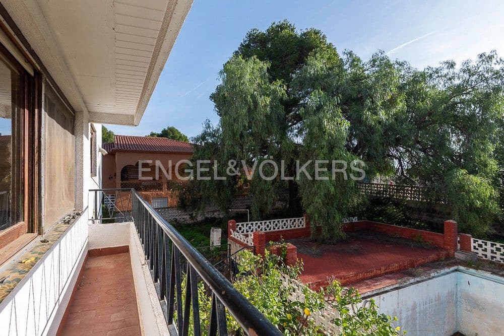 5 bedroom Villa for sale in Gilet with pool garage - € 720,000 (Ref: 9080428)