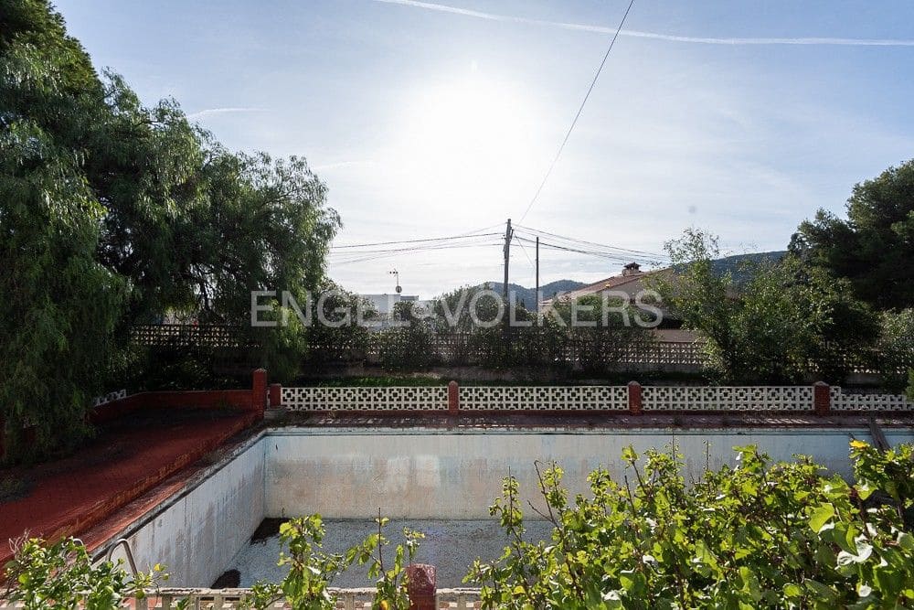 5 bedroom Villa for sale in Gilet with pool garage - € 720,000 (Ref: 9080428)