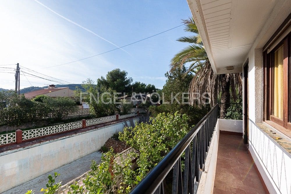 5 bedroom Villa for sale in Gilet with pool garage - € 720,000 (Ref: 9080428)