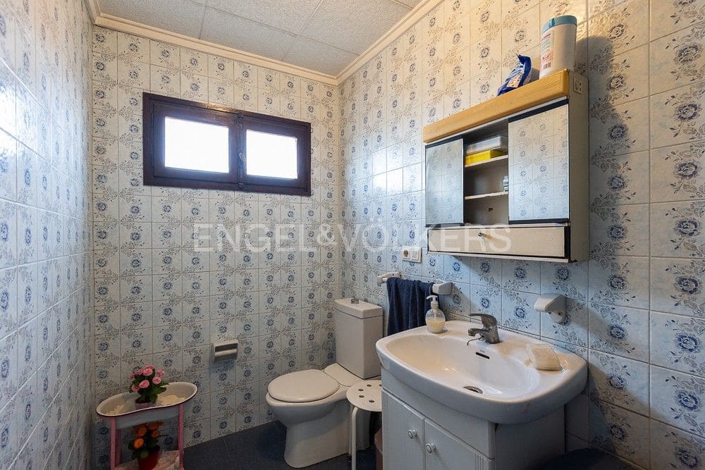 5 bedroom Villa for sale in Gilet with pool garage - € 720,000 (Ref: 9080428)
