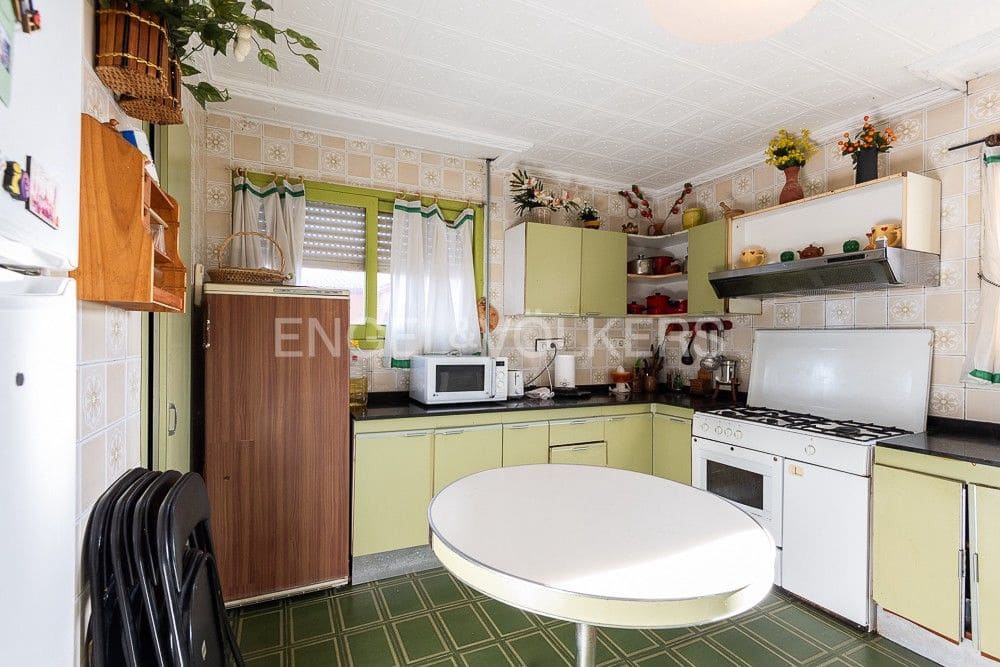5 bedroom Villa for sale in Gilet with pool garage - € 720,000 (Ref: 9080428)