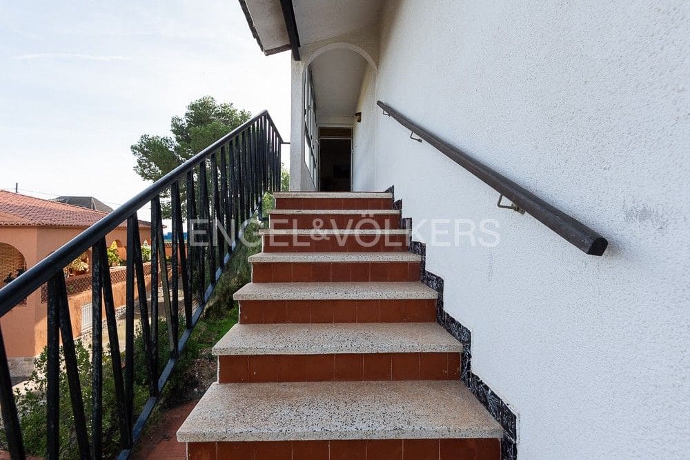 5 bedroom Villa for sale in Gilet with pool garage - € 720,000 (Ref: 9080428)
