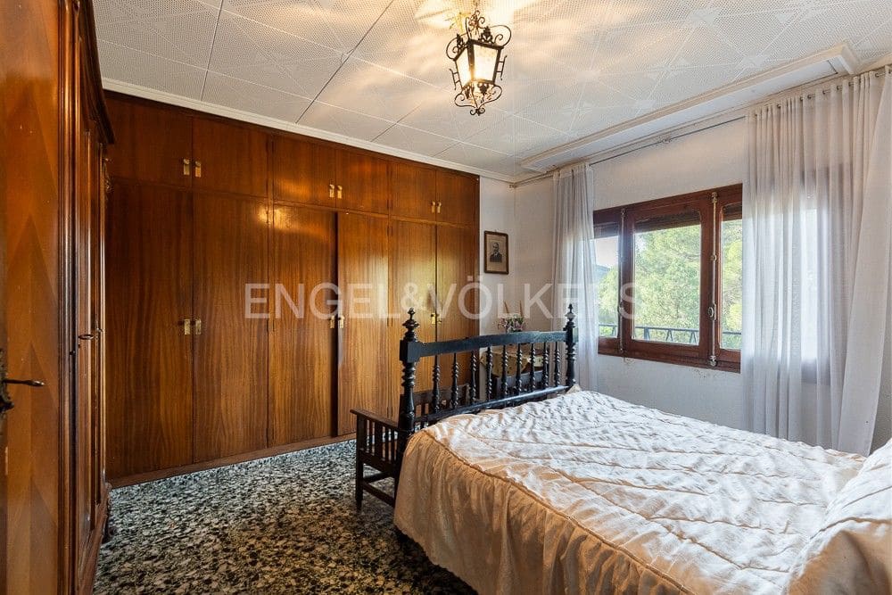 5 bedroom Villa for sale in Gilet with pool garage - € 720,000 (Ref: 9080428)