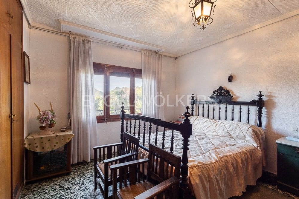 5 bedroom Villa for sale in Gilet with pool garage - € 720,000 (Ref: 9080428)