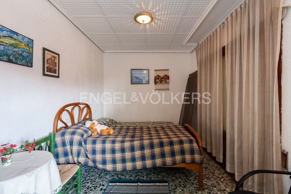5 bedroom Villa for sale in Gilet with pool garage - € 720,000 (Ref: 9080428)