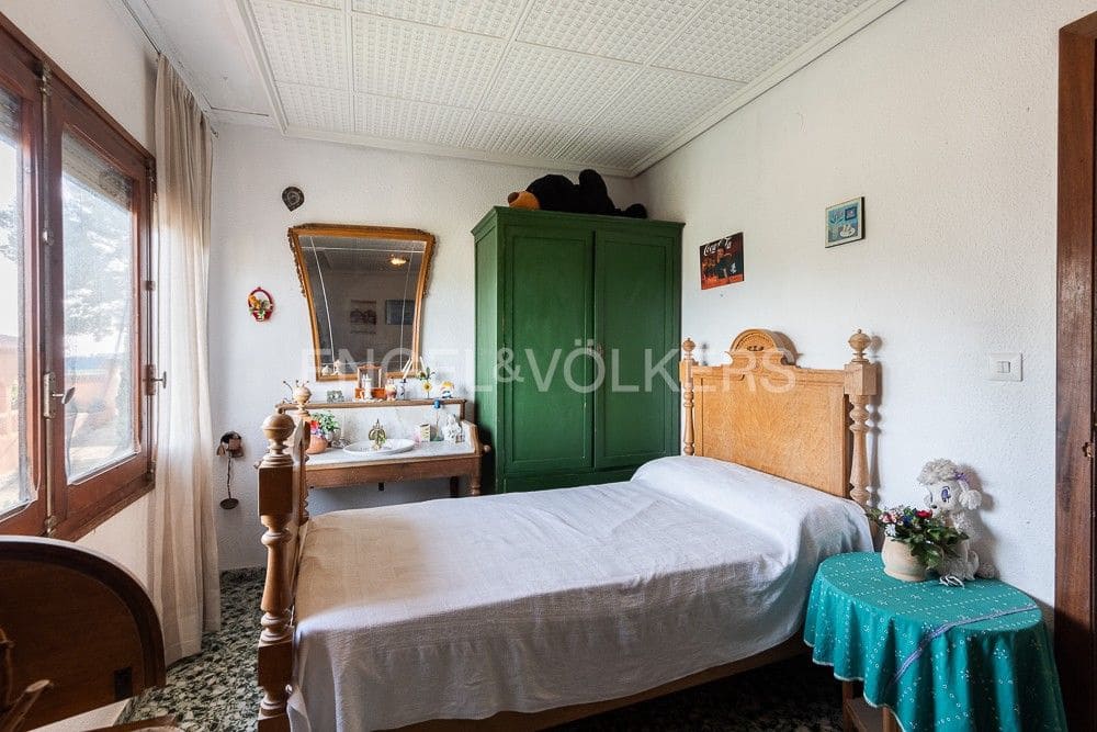 5 bedroom Villa for sale in Gilet with pool garage - € 720,000 (Ref: 9080428)
