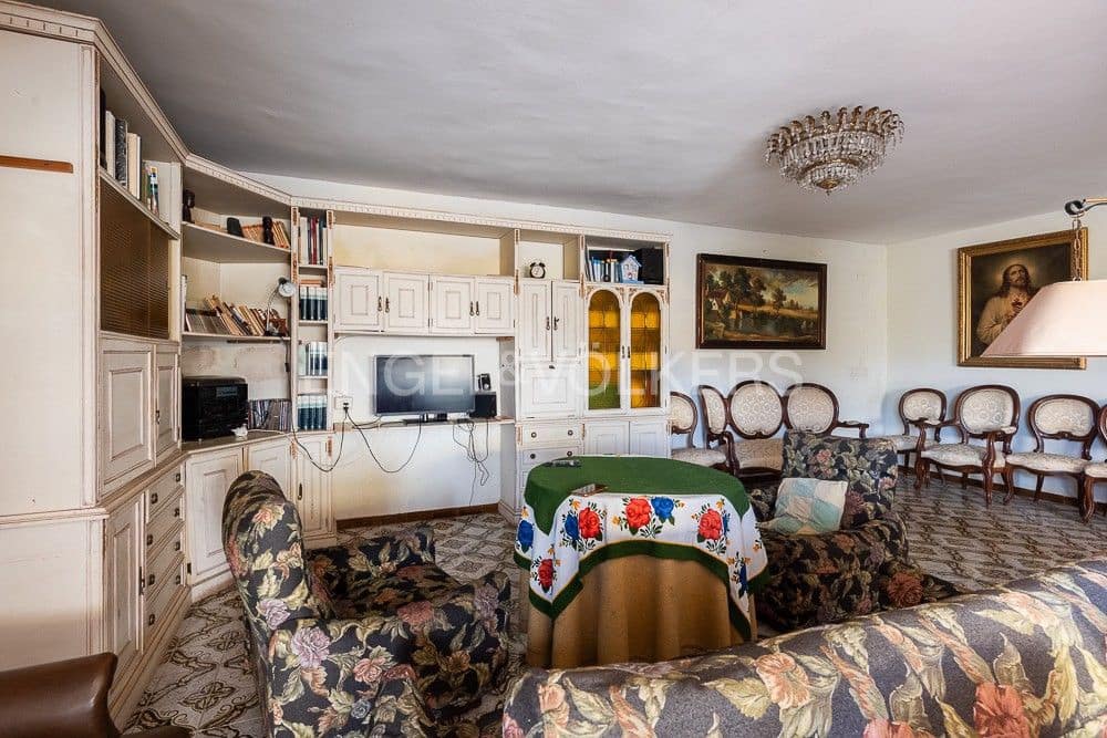 5 bedroom Villa for sale in Gilet with pool garage - € 720,000 (Ref: 9080428)